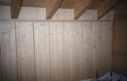 Schlafzimmerschrank Tanne/Fichte in Dachschrge und an Dachbalken angepasst